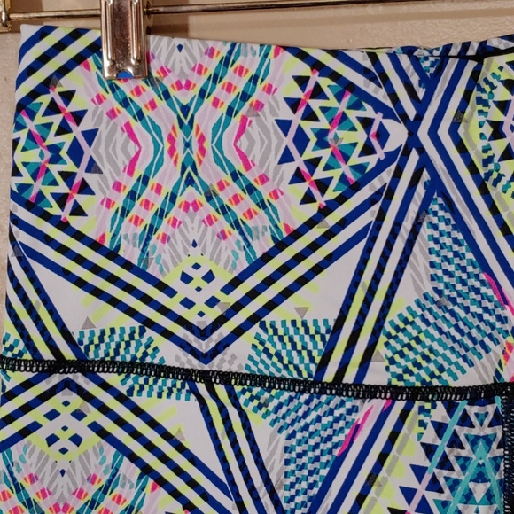 Victoria's Secret Vintage VSX Aztec Capris M - Picture 5 of 10